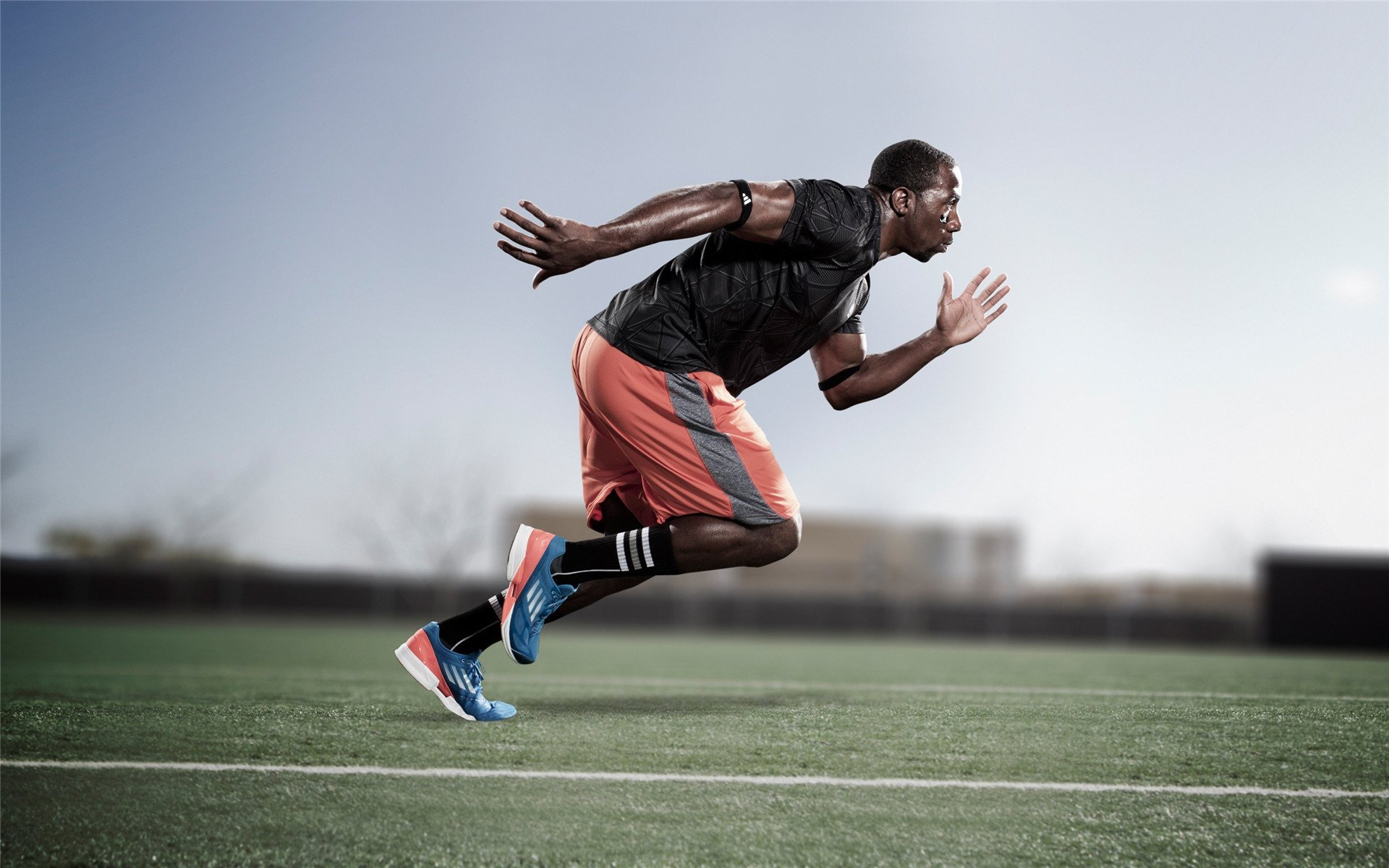 Uzi连续二十场比赛得分超过持续失利，加拿大队不断突破！全场沸腾不已